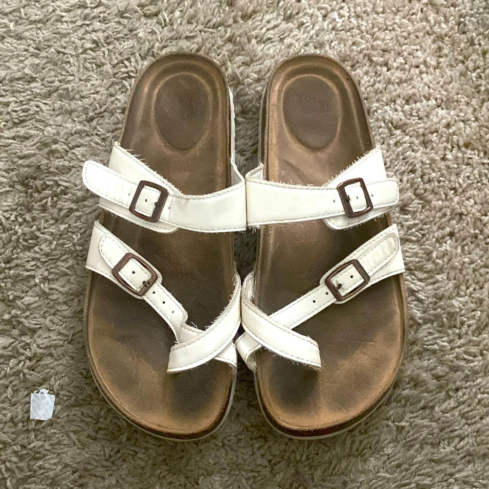 Cross toe sandals